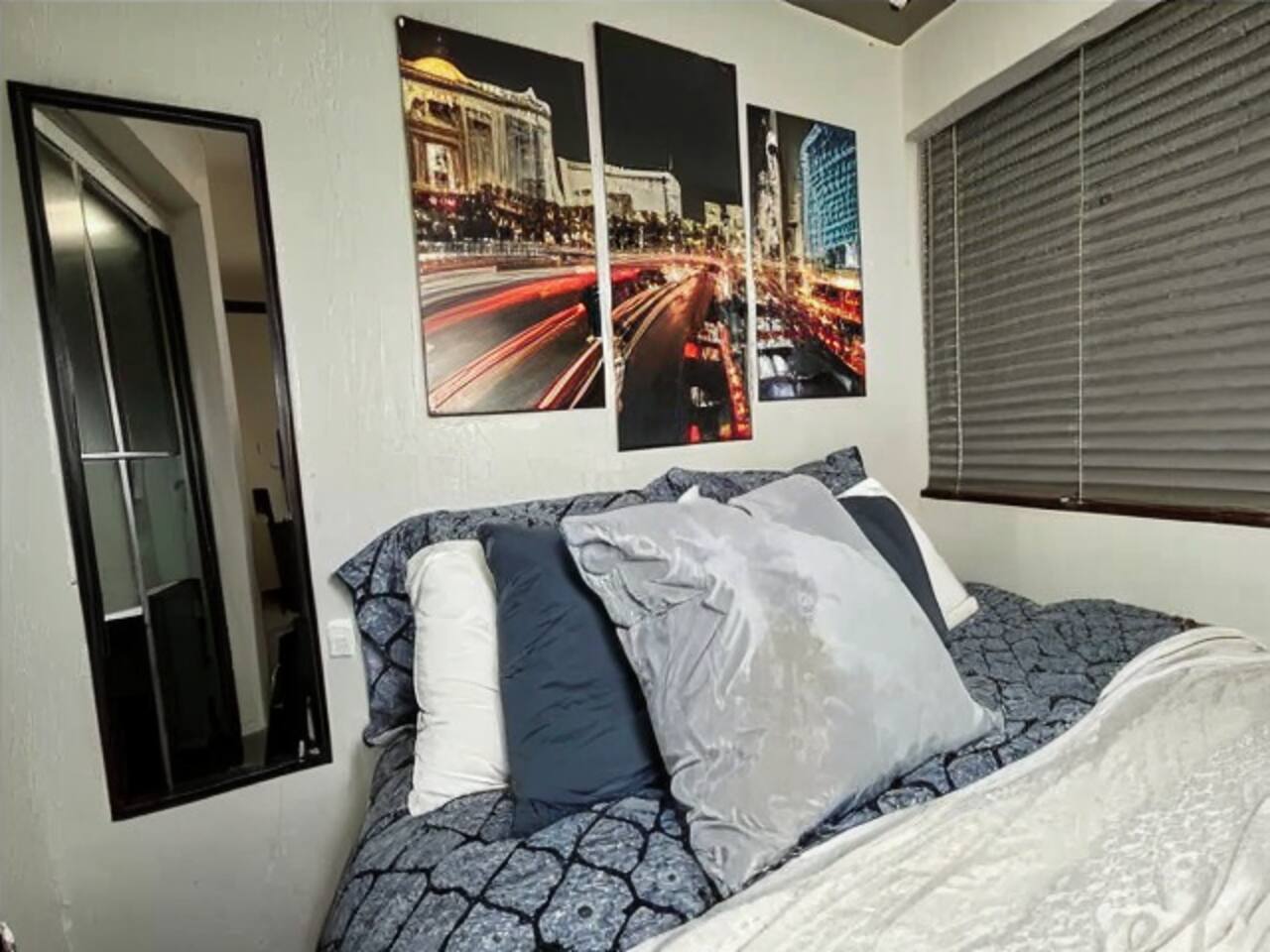 Fresh Condo: Only Steps to Fremont Street Downtown