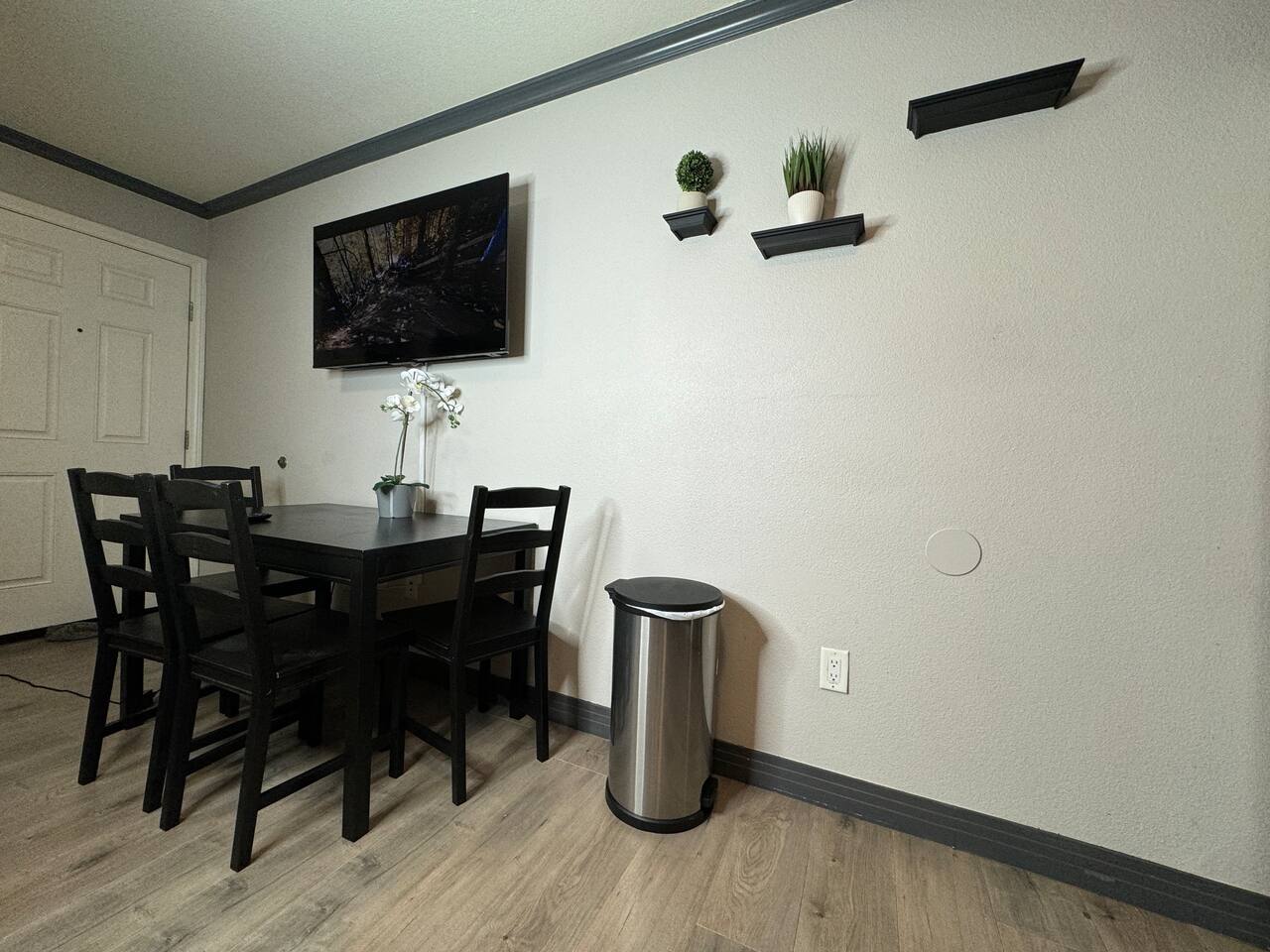 Fresh Condo: Only Steps to Fremont Street Downtown