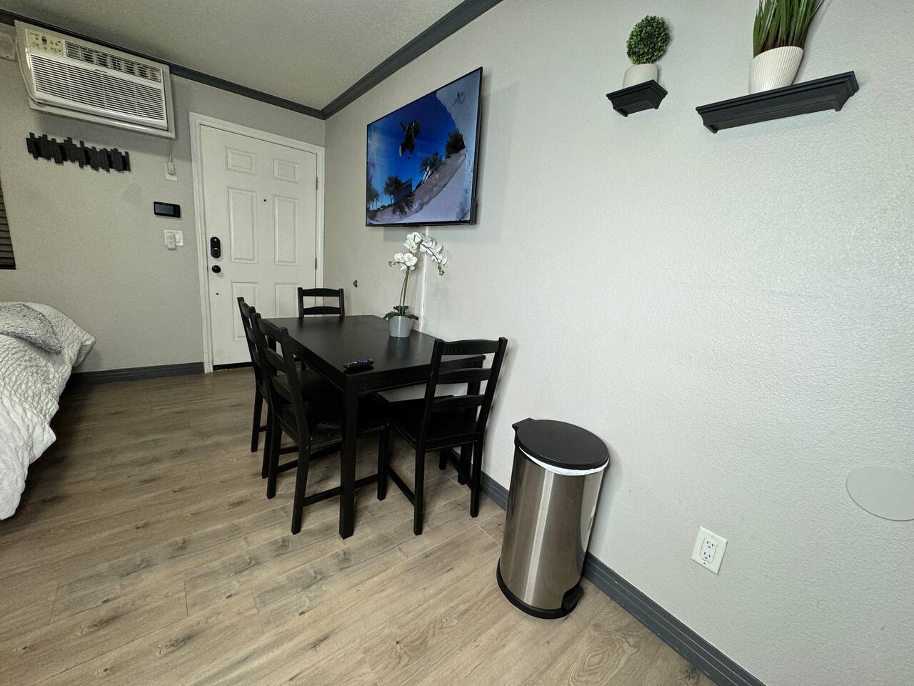 Fresh Condo: Only Steps to Fremont Street Downtown