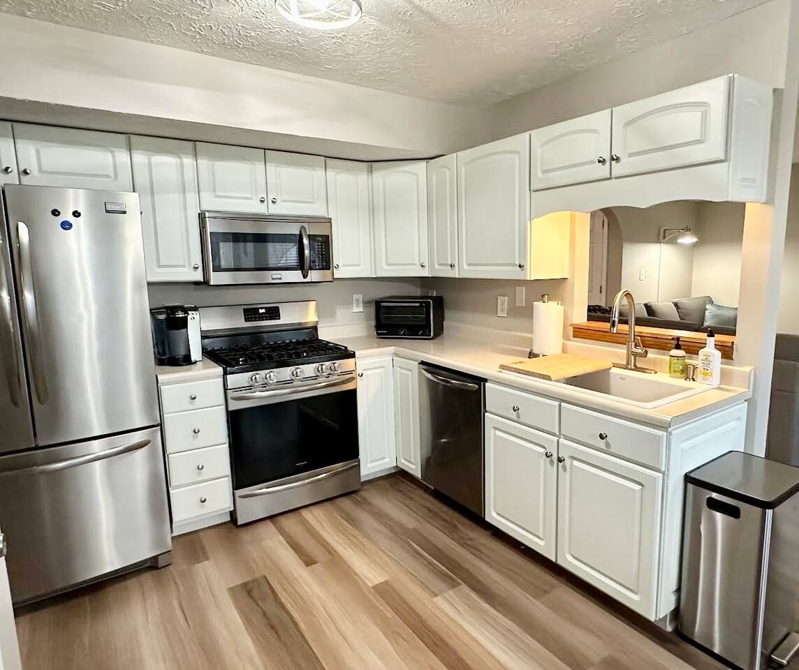 Downtown Westfield • Walk to Dining • Sleeps 12