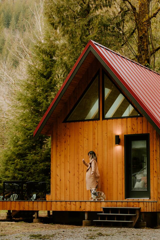Ramblin' Rose Riverfront, Hot tub, Pet frdly, Cozy