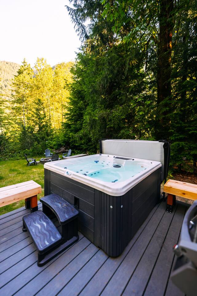 Ramblin' Rose Riverfront, Hot tub, Pet frdly, Cozy
