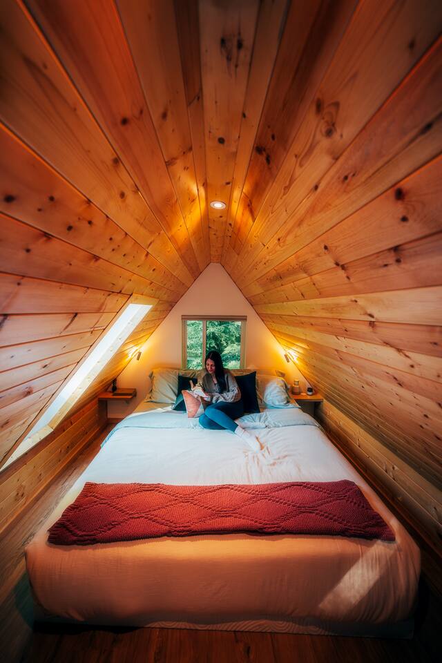 Ramblin' Rose Riverfront, Hot tub, Pet frdly, Cozy