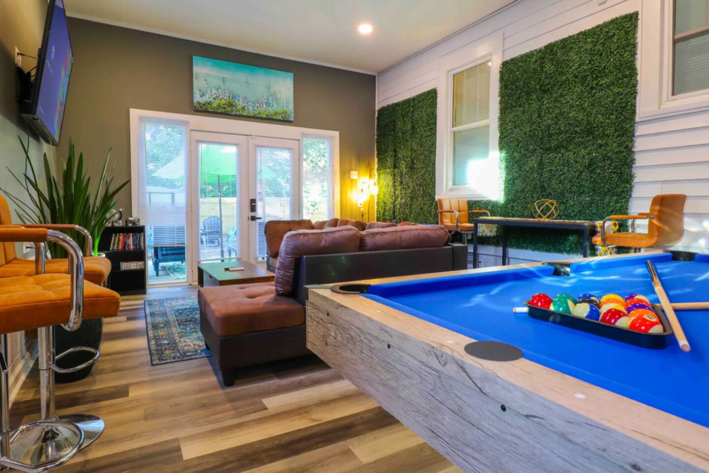 Close to Coliseum & Aquatic Center; Fun Hangout!