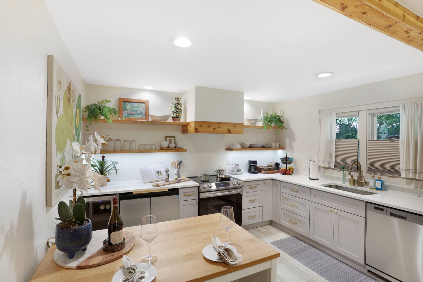 Spring Suites- 2Boutique Studios