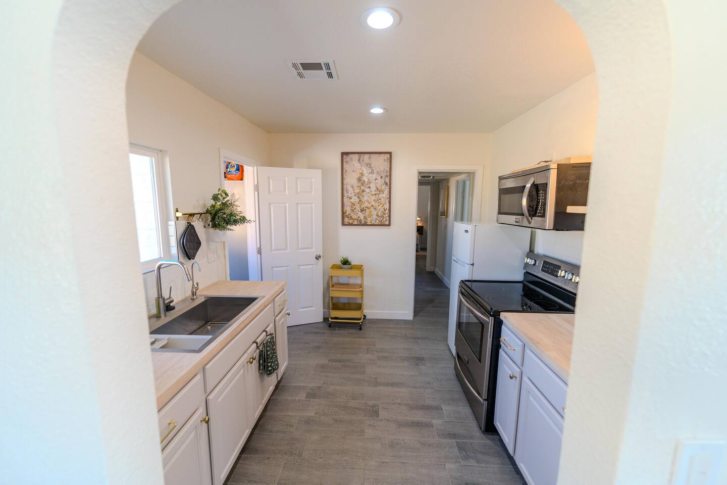 Escape to Phoenix:Stylish 2BR w/ Parking +Laundry!