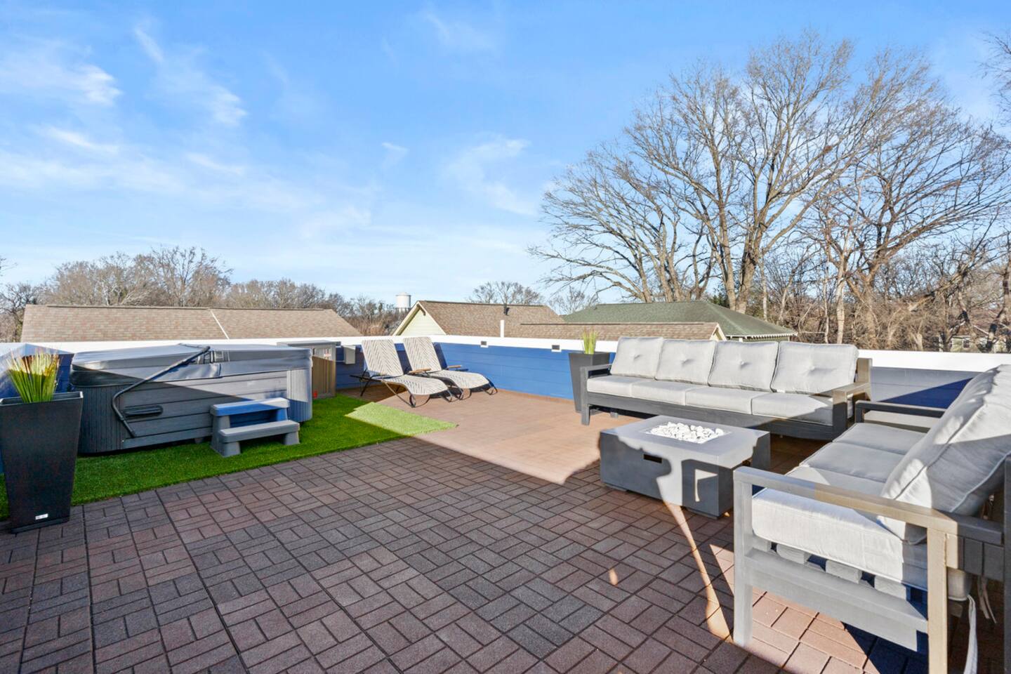 Rooftop Patio Oasis - 5 minutes outside Uptown