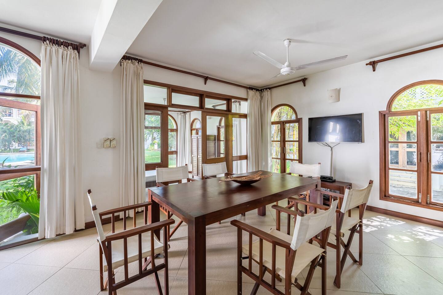 Diani Beach - luxury 2 bedroom apartment with pool & garden by El Mufasa