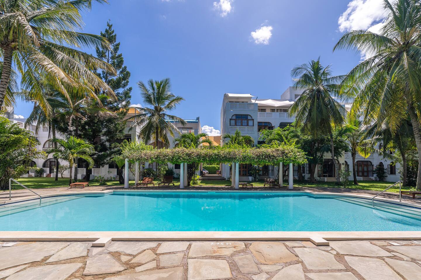 Diani Beach - luxury 2 bedroom apartment with pool & garden by El Mufasa — Diani Beach — vacation rental