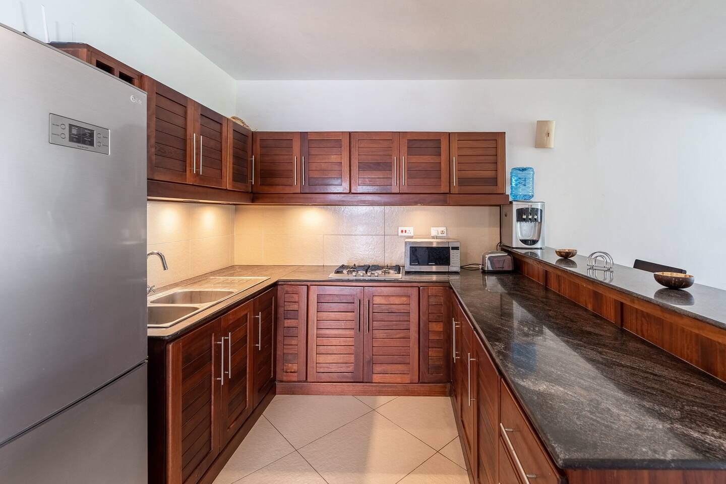 Diani Beach - luxury 2 bedroom apartment with pool & garden by El Mufasa