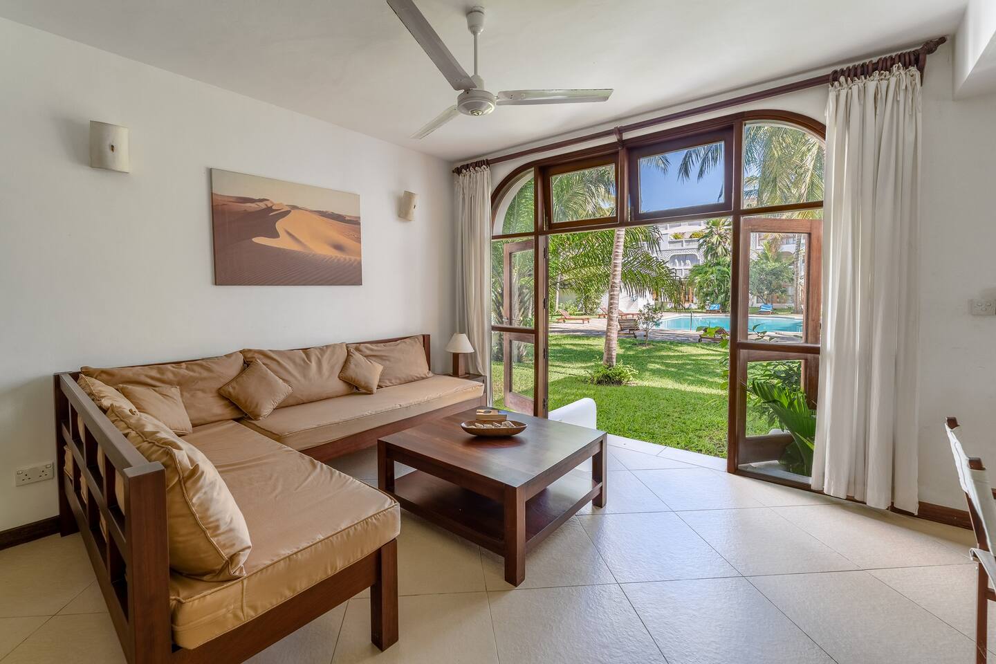 Diani Beach - luxury 2 bedroom apartment with pool & garden by El Mufasa