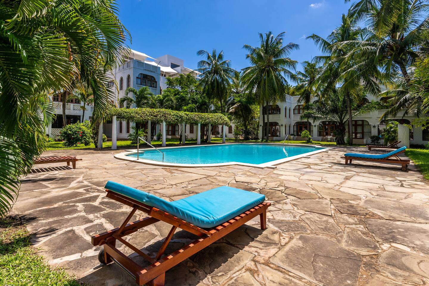 Diani Beach - luxury 2 bedroom apartment with pool & garden by El Mufasa