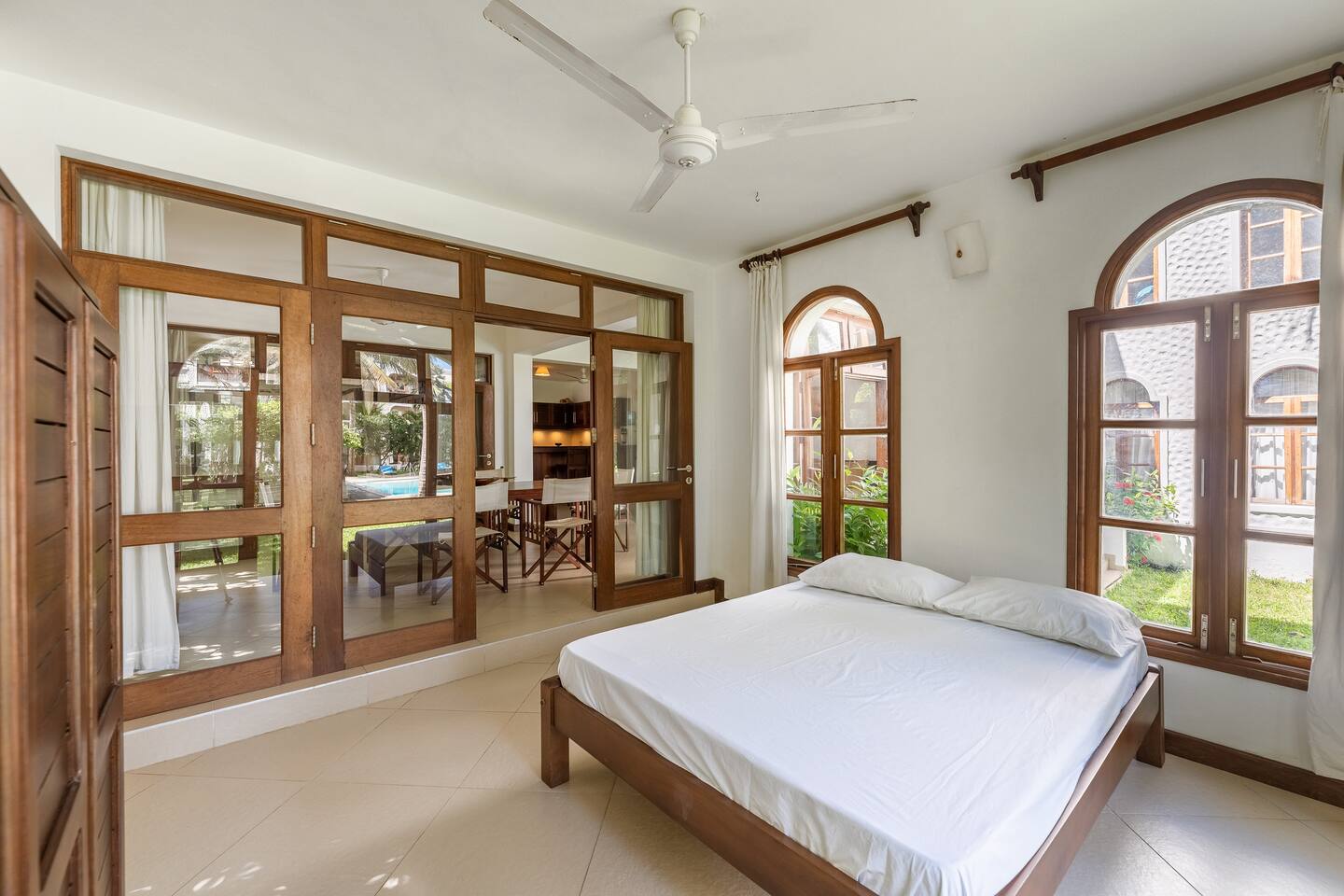 Diani Beach - luxury 2 bedroom apartment with pool & garden by El Mufasa