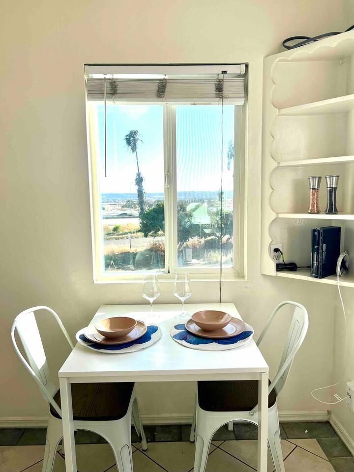 Minimalist 1 bed by Airport & Old Town