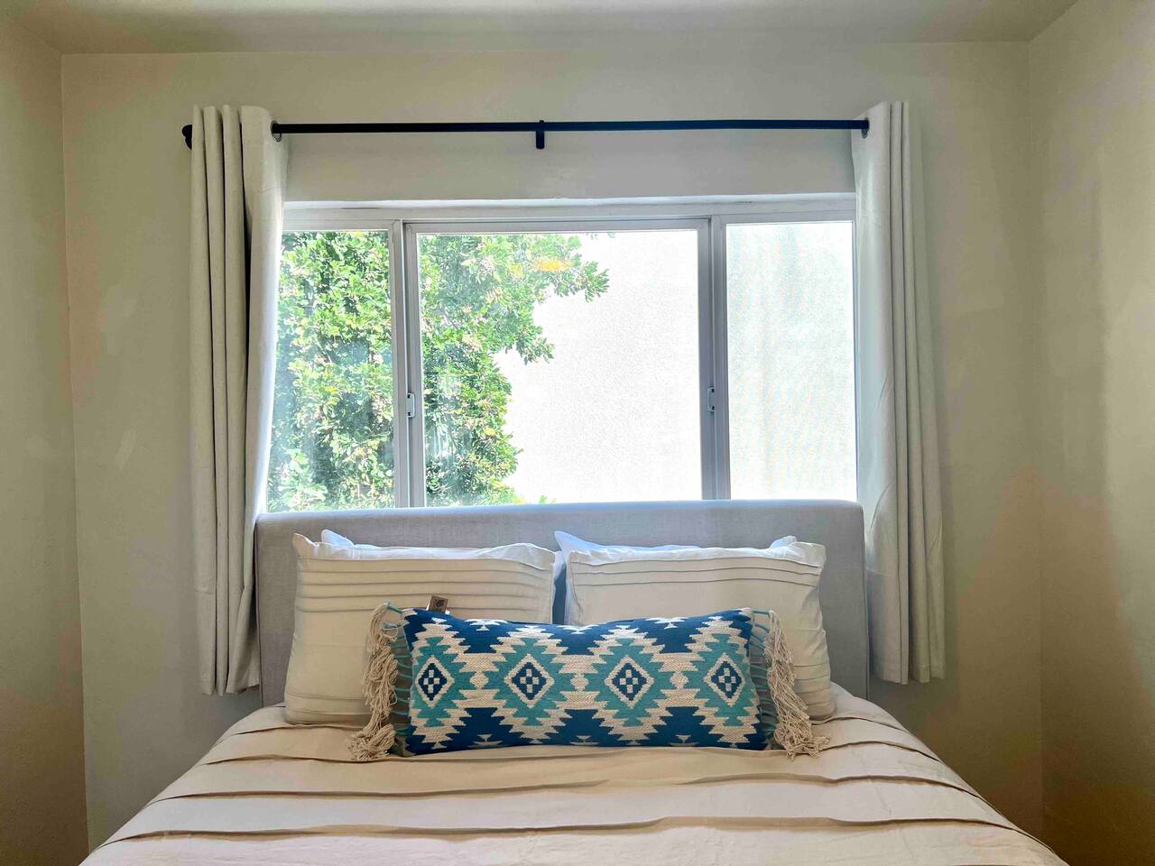 Minimalist 1 bed by Airport & Old Town