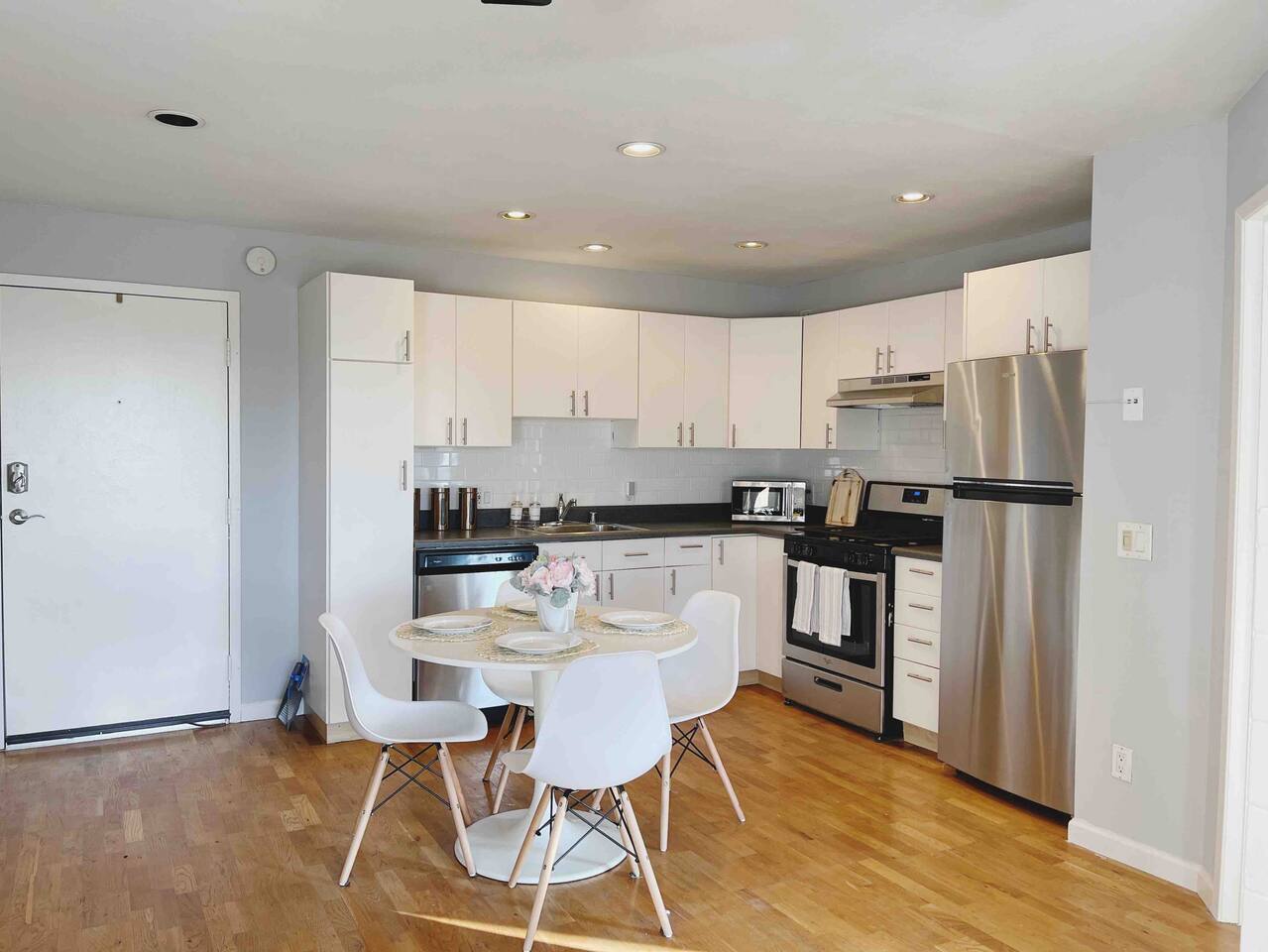 Urban Escape: Trendy 1-Bed Condo with Balcony