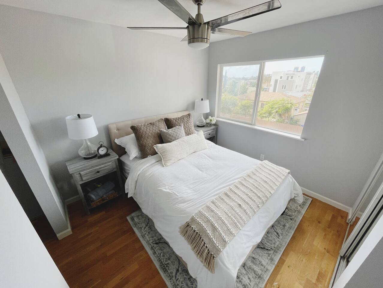Urban Escape: Trendy 1-Bed Condo with Balcony