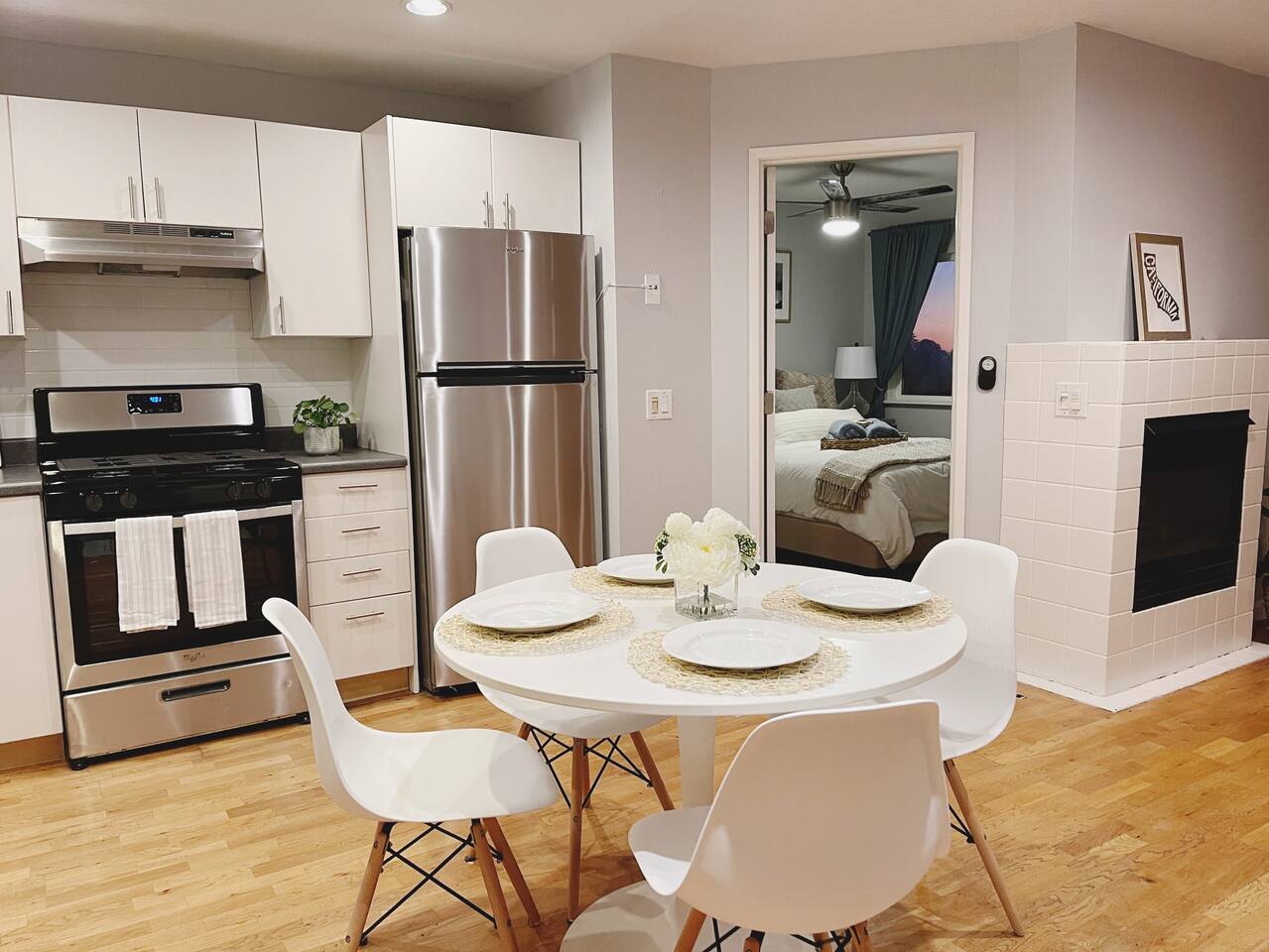 Urban Escape: Trendy 1-Bed Condo with Balcony