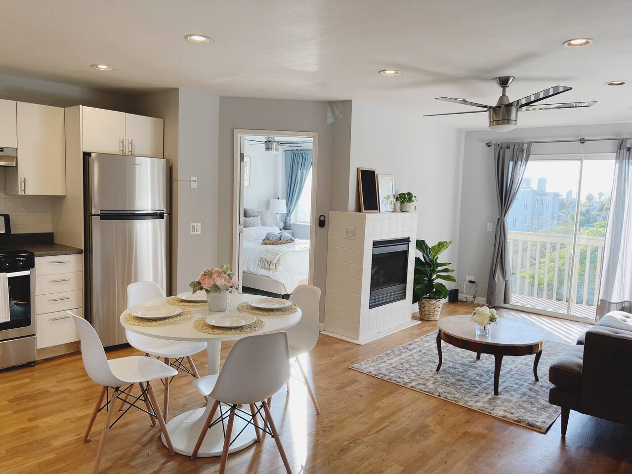 Urban Escape: Trendy 1-Bed Condo with Balcony