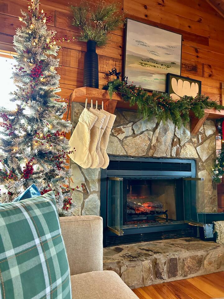Ridgecrest | Cozy Cabin Fireplace Sunset & Hot Tub