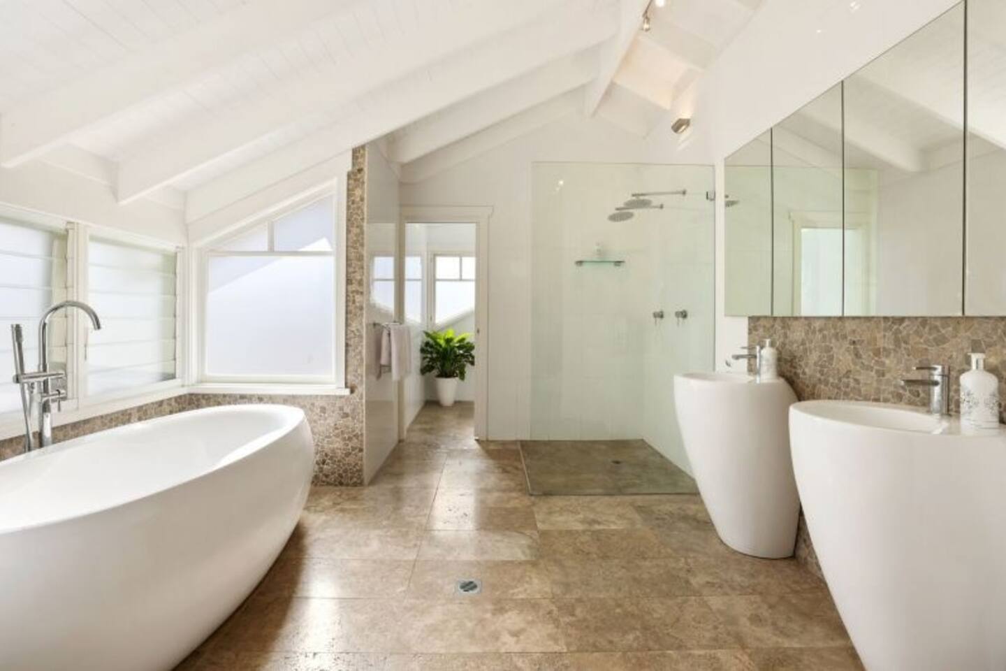 Luxurious Beachside Oasis Sleeps 10