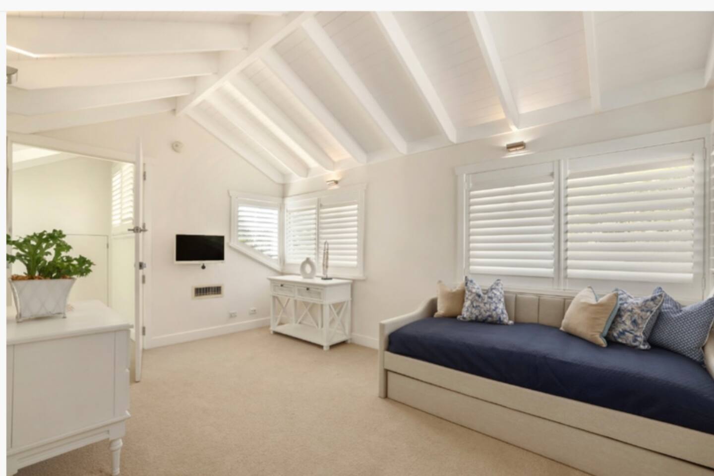 Luxurious Beachside Oasis Sleeps 10