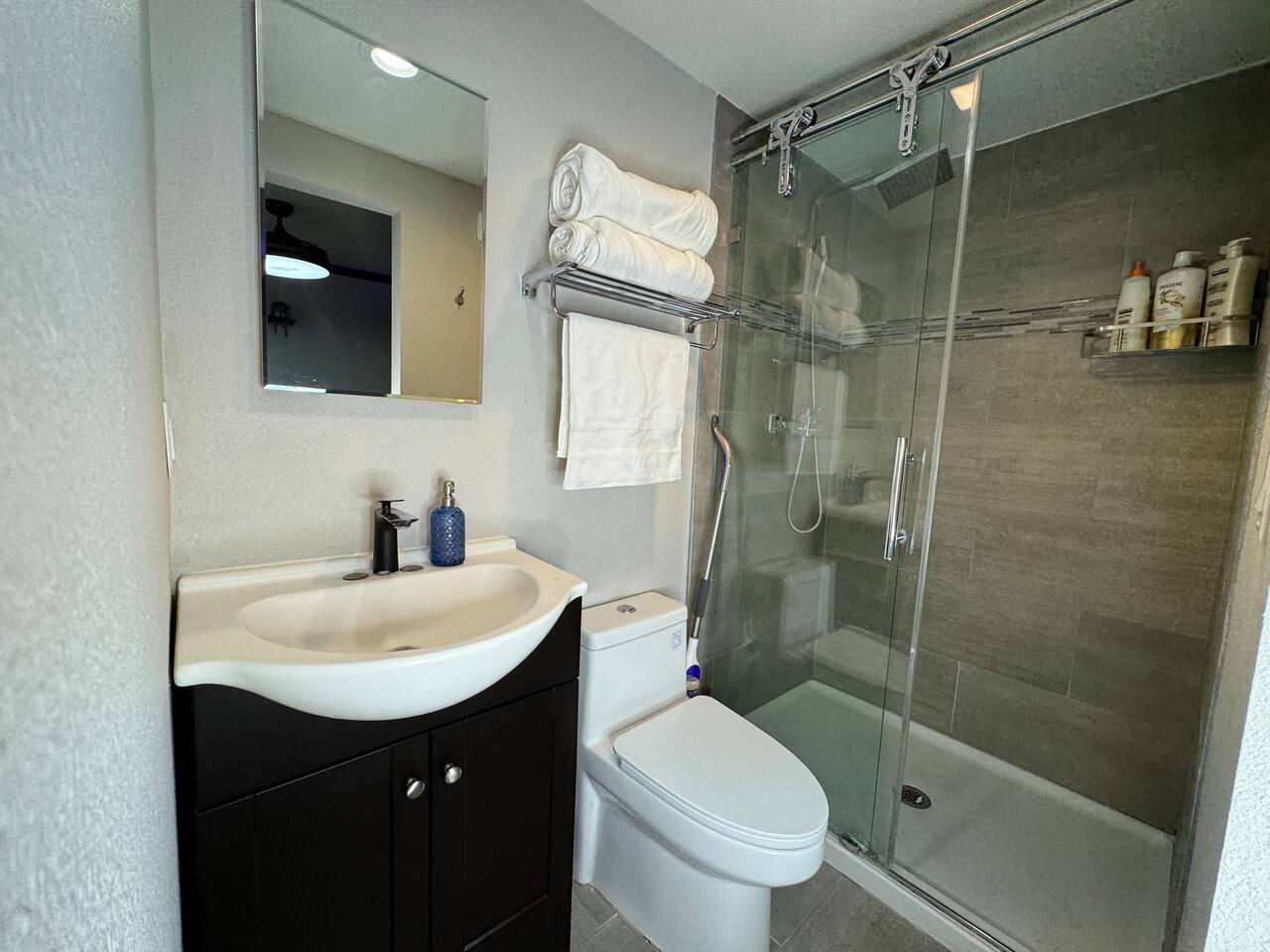 New Condo 2 Blocks from Fremont