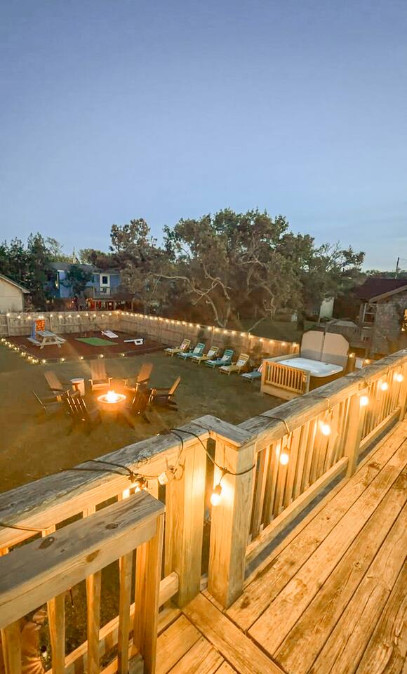 6BR Hot Tub | Yard | King Bed | Pets | Walk 2 Food
