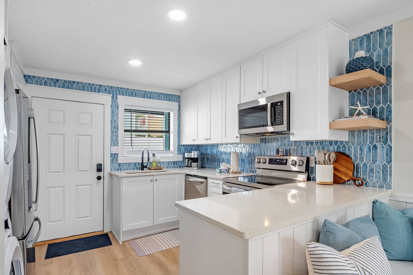 Updated Condo!-Steps2Beach-2Pools-Sleeps 6