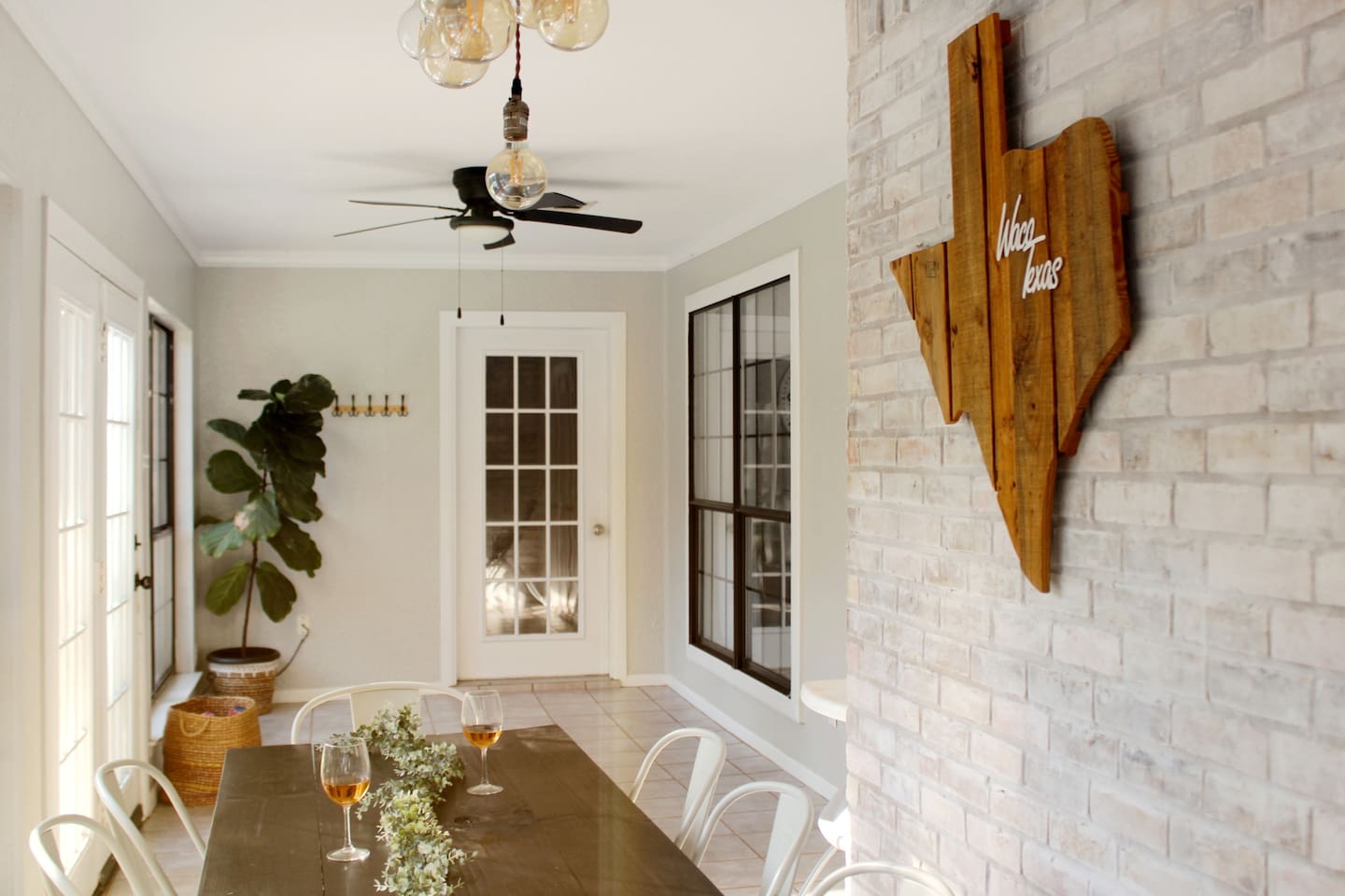 Texas Sunshine Oasis | 10 min to WACO | Spa Pets