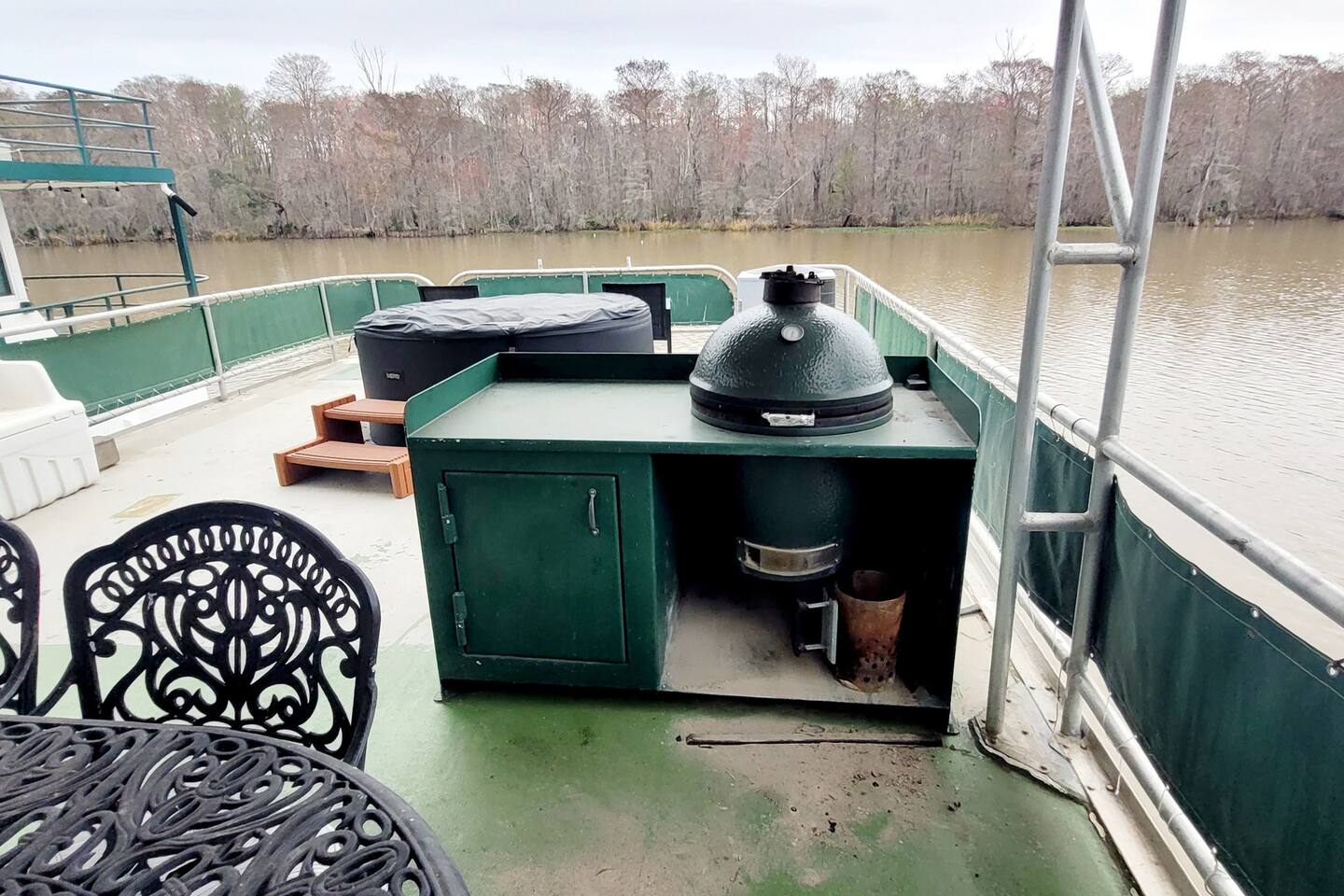 Summertime Bayou Houseboat Oasis: Spa Fish & Kayak