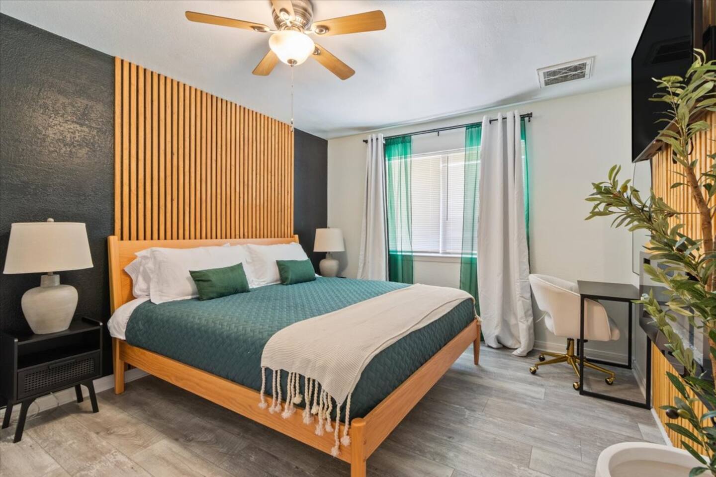 Texas Evergreen Oasis | 10 min to SILOS | Spa Pets