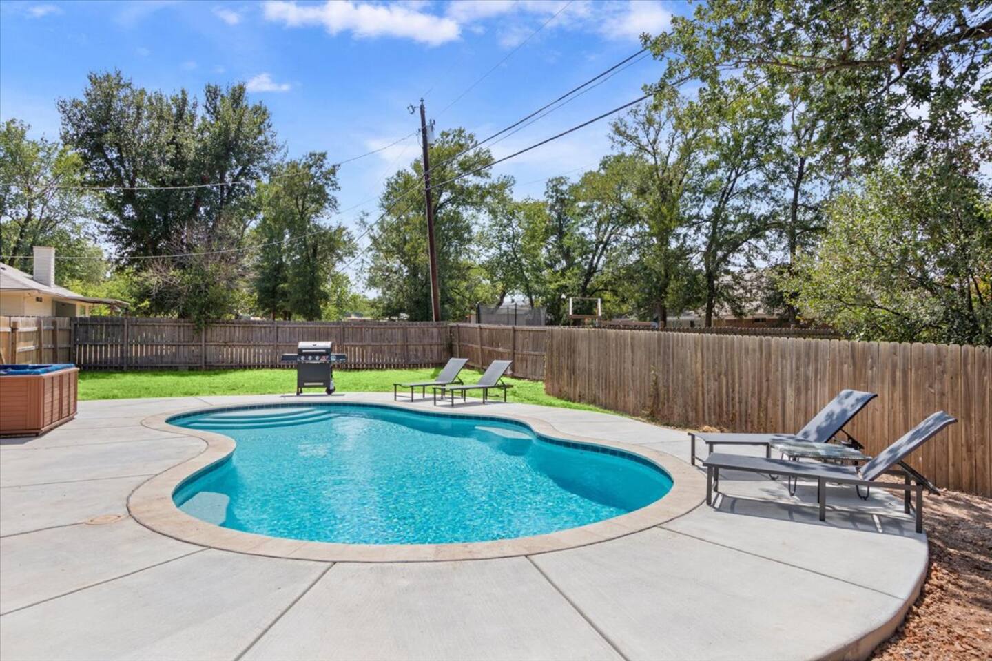 Texas Evergreen Oasis | 10 min to SILOS | Spa Pets