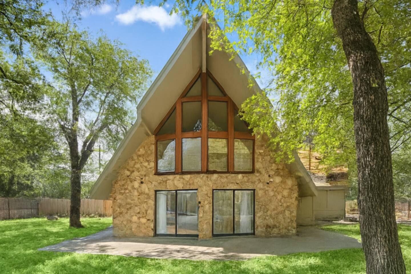 Texas Evergreen Oasis | 10 min to SILOS | Spa Pets — Waco — vacation rental