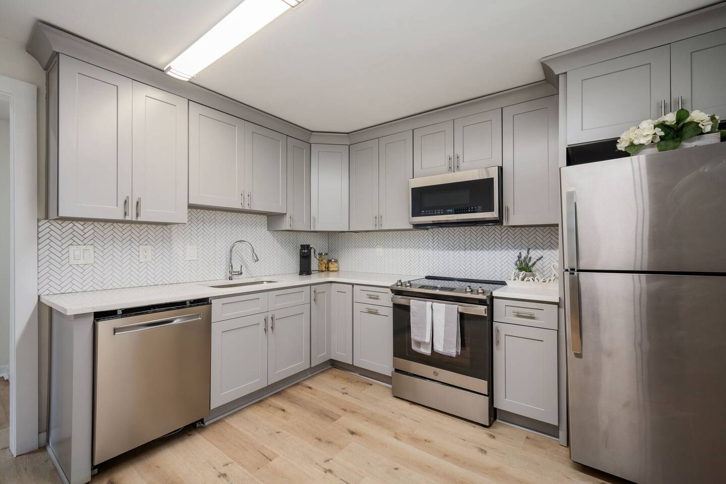 Relax in a Modern Luxury 1BD in Sylvan Hills