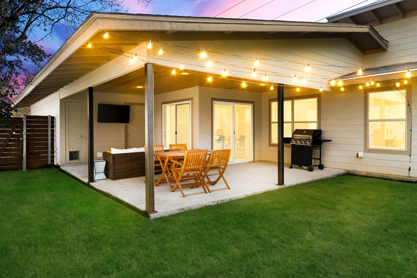 3M to DT ~ Steps to SoCo ~ Private Backyard ~ 4 BR