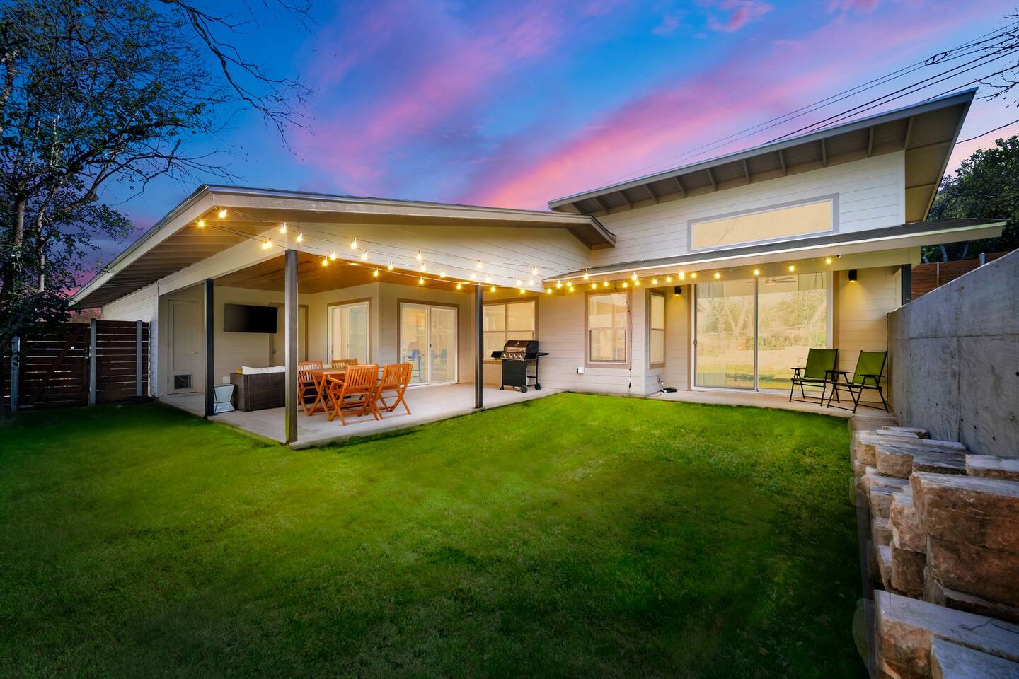 3M to DT ~ Steps to SoCo ~ Private Backyard ~ 4 BR