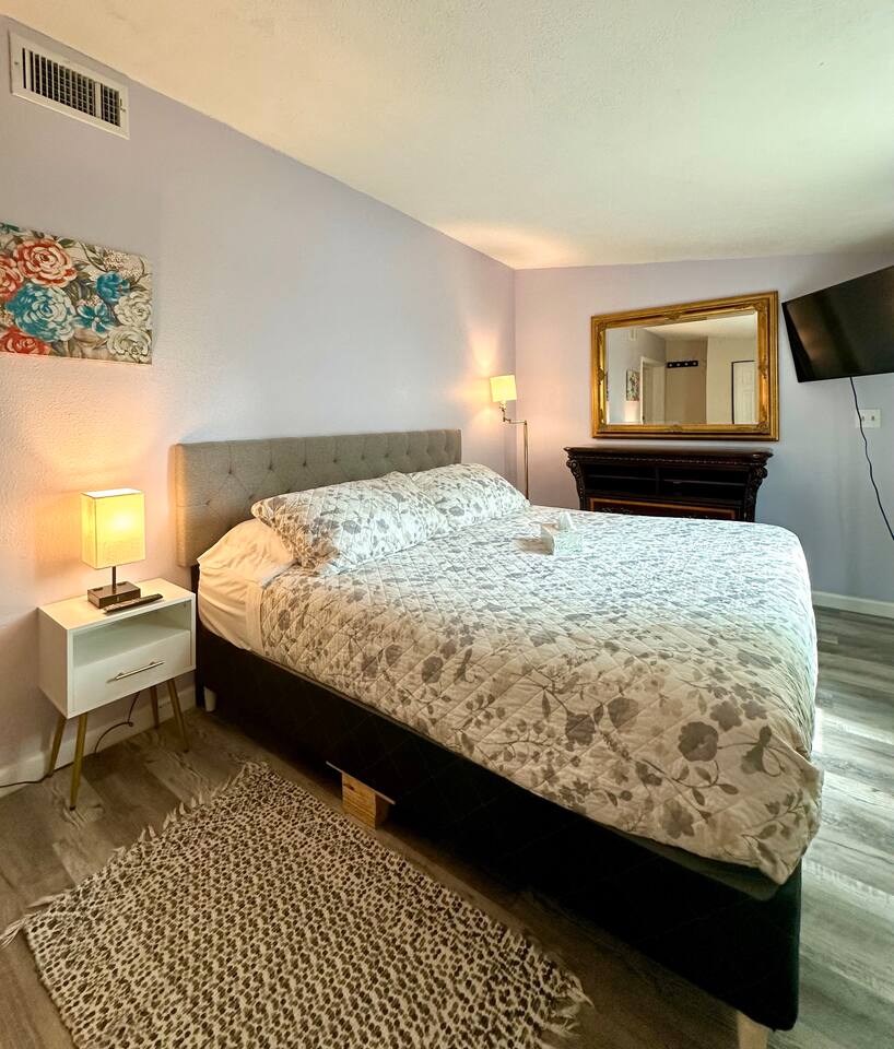 TROPlCAL HAVEN-BBQ/WASHER/DRYER-NEAR BEACH/LAKE/PARK/MALL/GYM/RESTAURANT/MARINA!