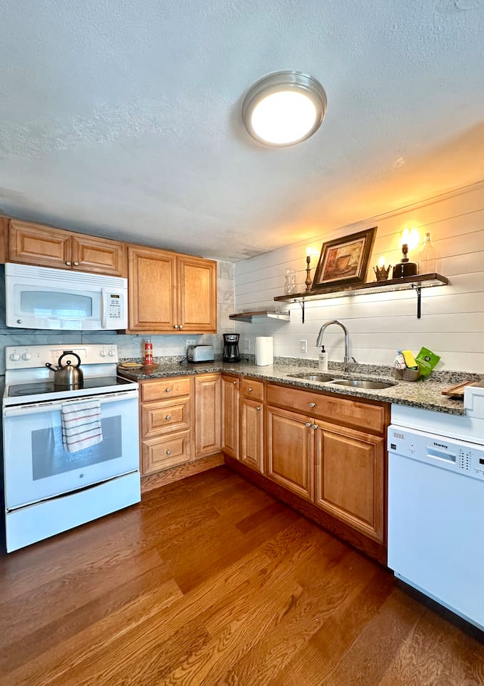 TROPlCAL HAVEN-BBQ/WASHER/DRYER-NEAR BEACH/LAKE/PARK/MALL/GYM/RESTAURANT/MARINA!