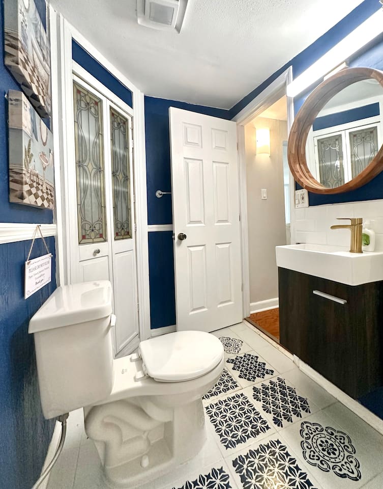 TROPlCAL HAVEN-BBQ/WASHER/DRYER-NEAR BEACH/LAKE/PARK/MALL/GYM/RESTAURANT/MARINA!