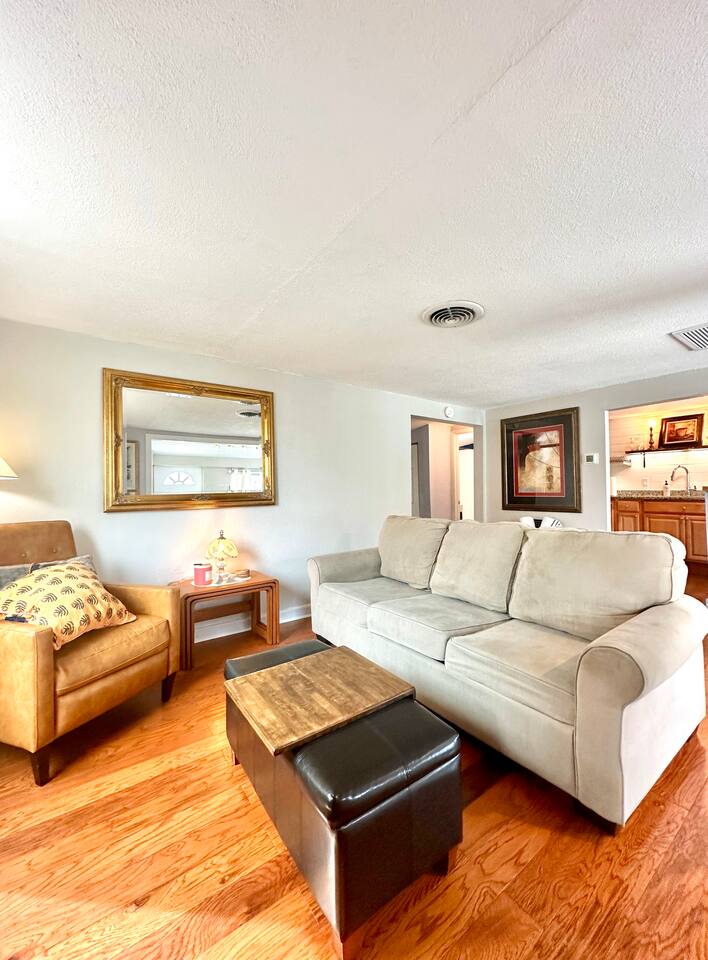 TROPlCAL HAVEN-BBQ/WASHER/DRYER-NEAR BEACH/LAKE/PARK/MALL/GYM/RESTAURANT/MARINA!