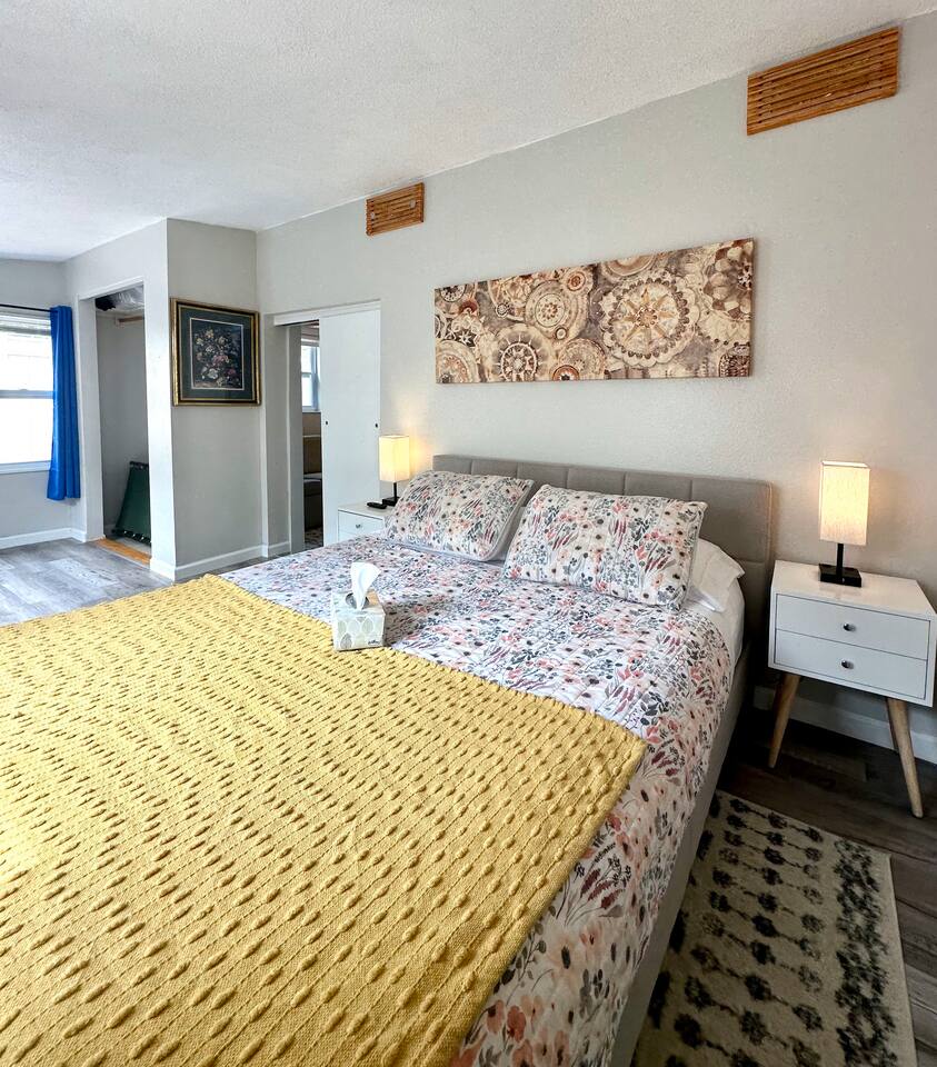 TROPlCAL HAVEN-BBQ/WASHER/DRYER-NEAR BEACH/LAKE/PARK/MALL/GYM/RESTAURANT/MARINA!
