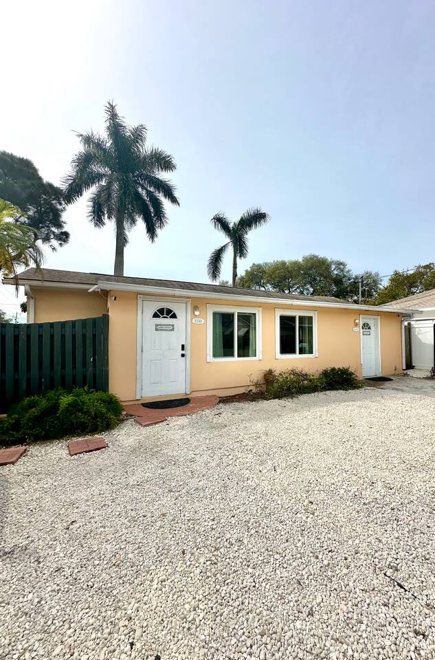 TROPlCAL HAVEN-BBQ/WASHER/DRYER-NEAR BEACH/LAKE/PARK/MALL/GYM/RESTAURANT/MARINA!