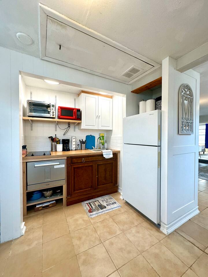 TROPlCAL HAVEN-BBQ/WASHER/DRYER-NEAR BEACH/LAKE/PARK/MALL/GYM/RESTAURANT/MARINA!