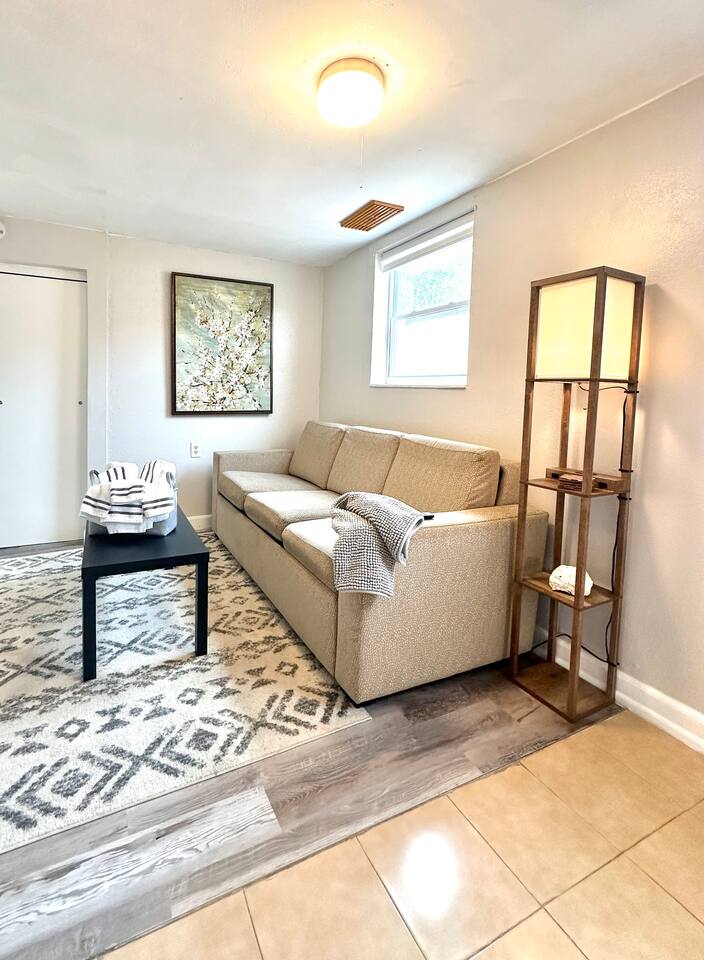 TROPlCAL HAVEN-BBQ/WASHER/DRYER-NEAR BEACH/LAKE/PARK/MALL/GYM/RESTAURANT/MARINA!