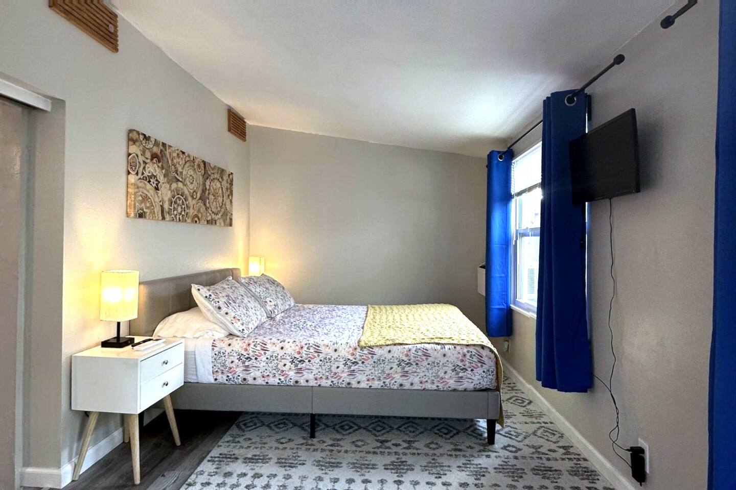 TROPlCAL HAVEN-BBQ/WASHER/DRYER-NEAR BEACH/LAKE/PARK/MALL/GYM/RESTAURANT/MARINA!