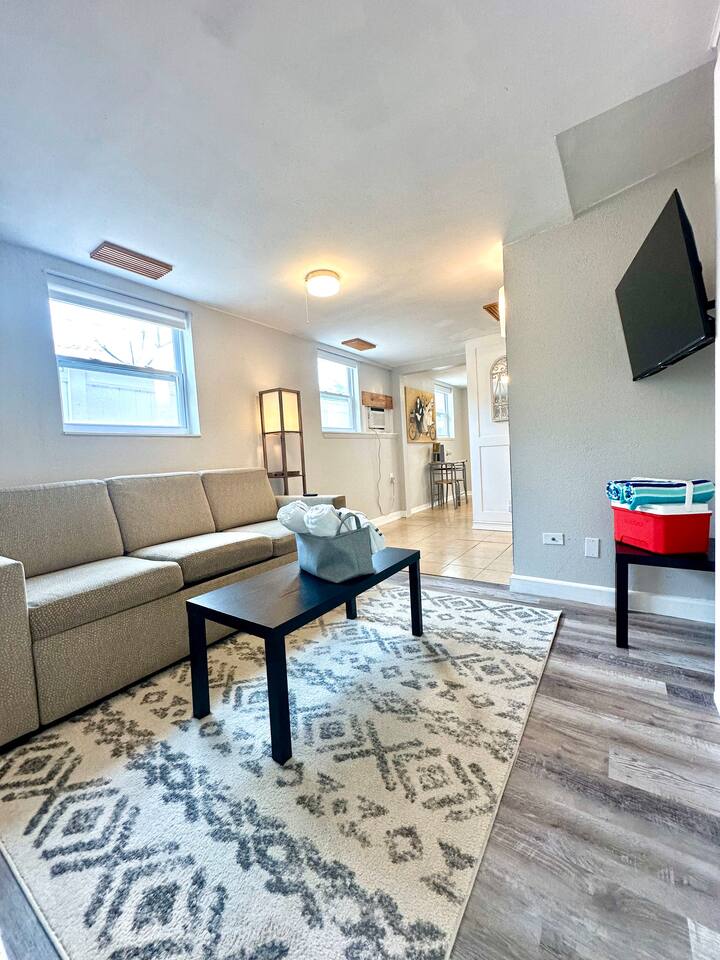TROPlCAL HAVEN-BBQ/WASHER/DRYER-NEAR BEACH/LAKE/PARK/MALL/GYM/RESTAURANT/MARINA!