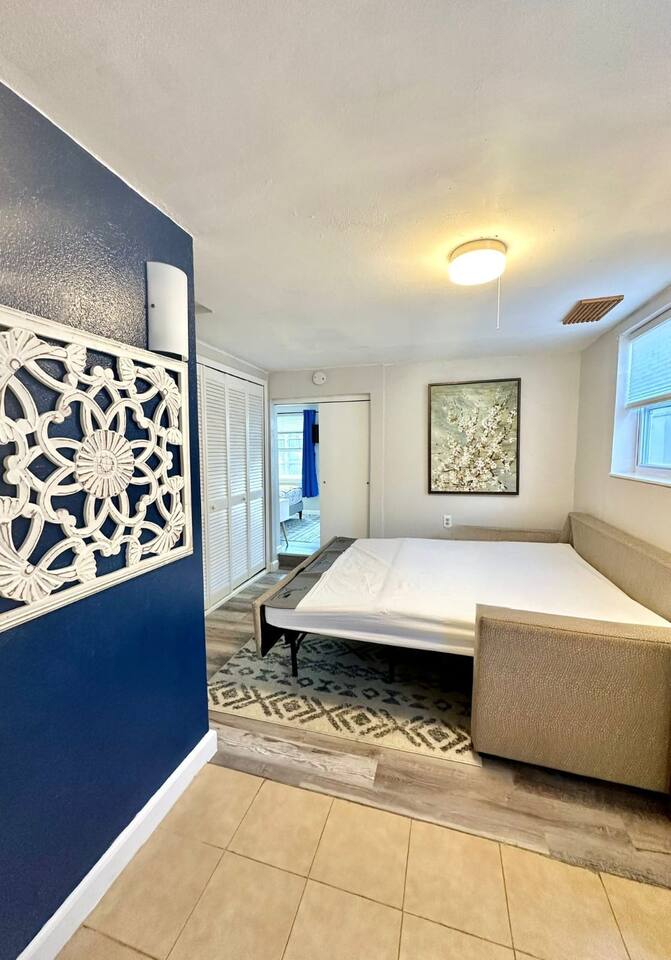 TROPlCAL HAVEN-BBQ/WASHER/DRYER-NEAR BEACH/LAKE/PARK/MALL/GYM/RESTAURANT/MARINA!