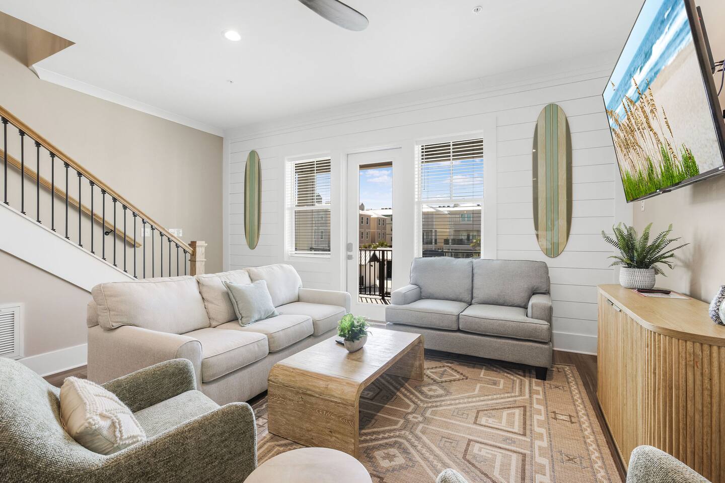 3 Bed, Sleeps 12, Pool view & Beach Access!