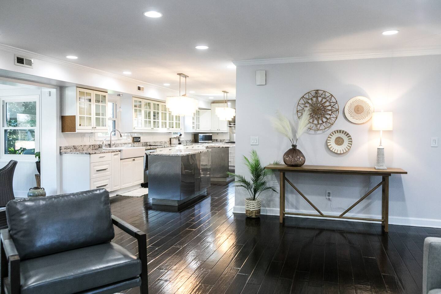 Cozy Home with POOL plus CHEFS kitchen in Prime Area